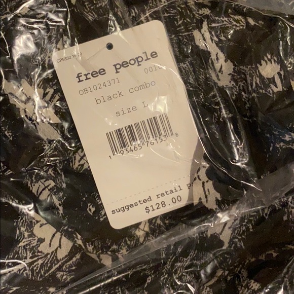 FREE PEOPLE SIZE SPECIFIC MYSTERY BOX - Picture 3 of 5
